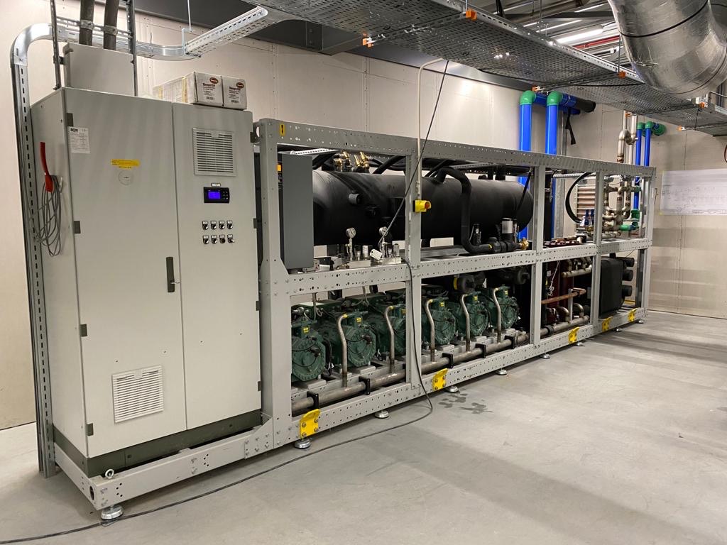 Rij compressoren en schakelkasten van de CO2-installatie bij BACU