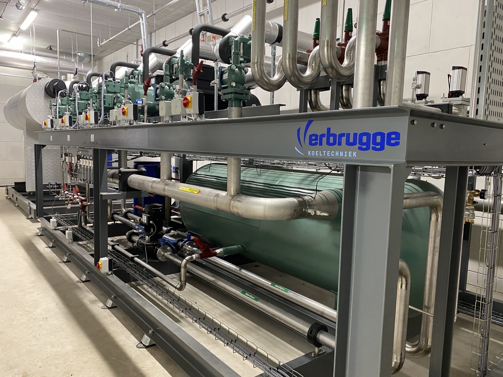 Ammoniakinstallatie op maat met Verbrugge-branding op het machineframe